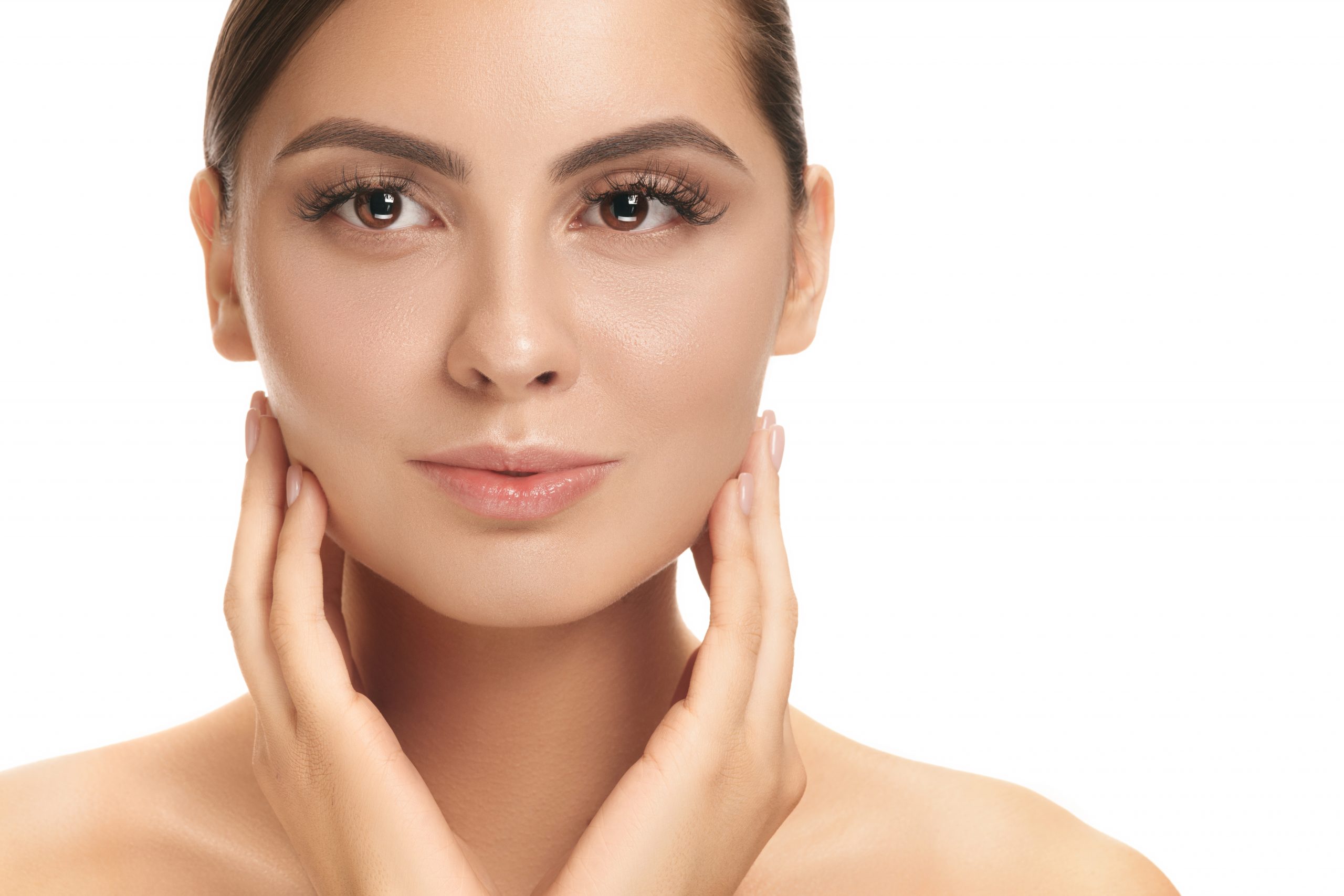 modelo utilizando los productos de belleza facial compositum