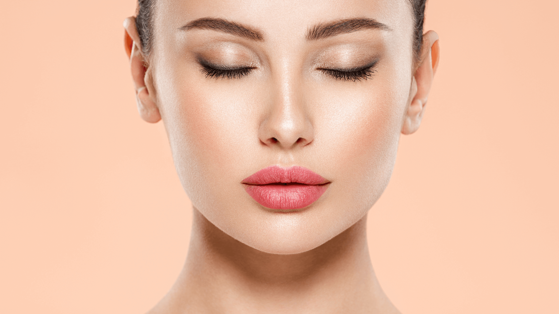 mujer con una piel reluciente tras usar productos compositum