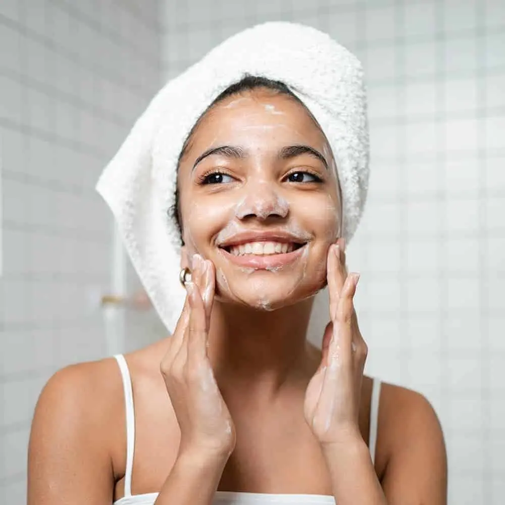 Mujer joven aplicando tratamiento facial con productos Compositum para el cuidado de la piel